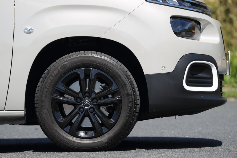 ブラックの16インチアロイホイールにはミシュラン「エナジーセーバー＋」（205/60R16）を組み合わせる