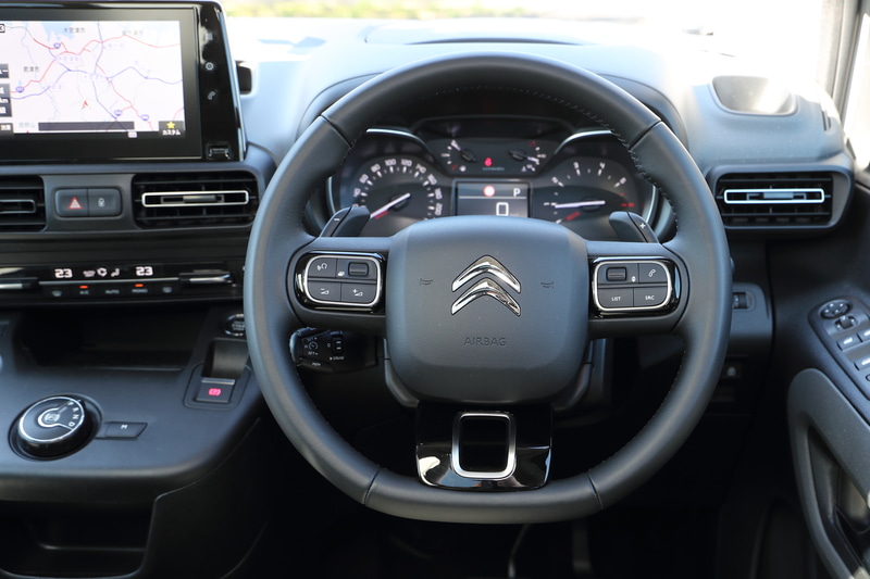 3本スポークのステアリングホイール。ステアリングコラム左側にはACC用のスイッチを設定