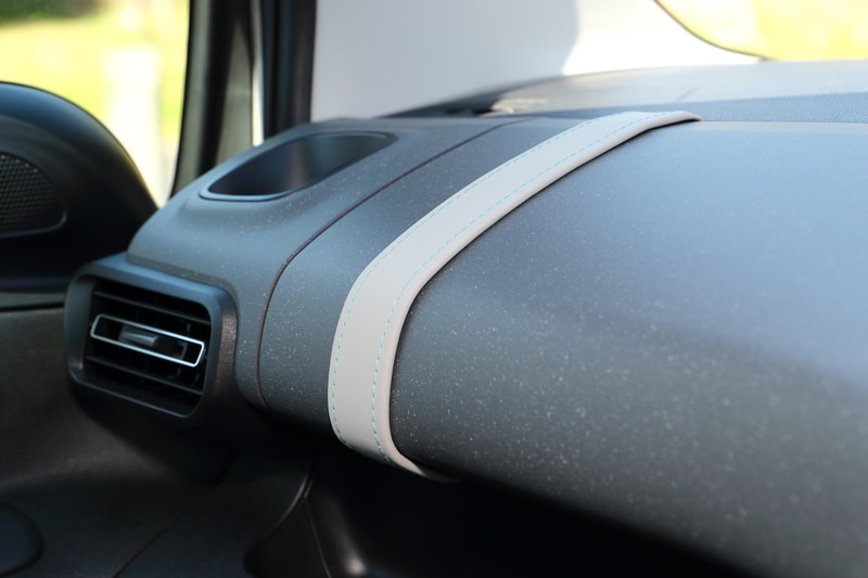 グローブボックスにはベルトのようなデザインがあしらわれる