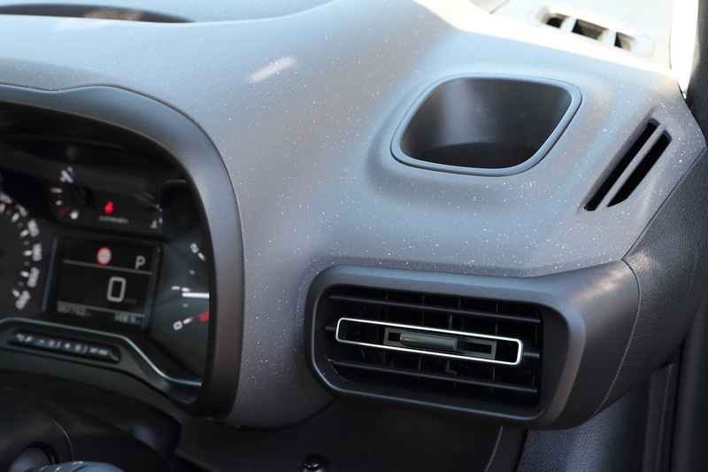 運転席側にはドリンクホルダーも配置