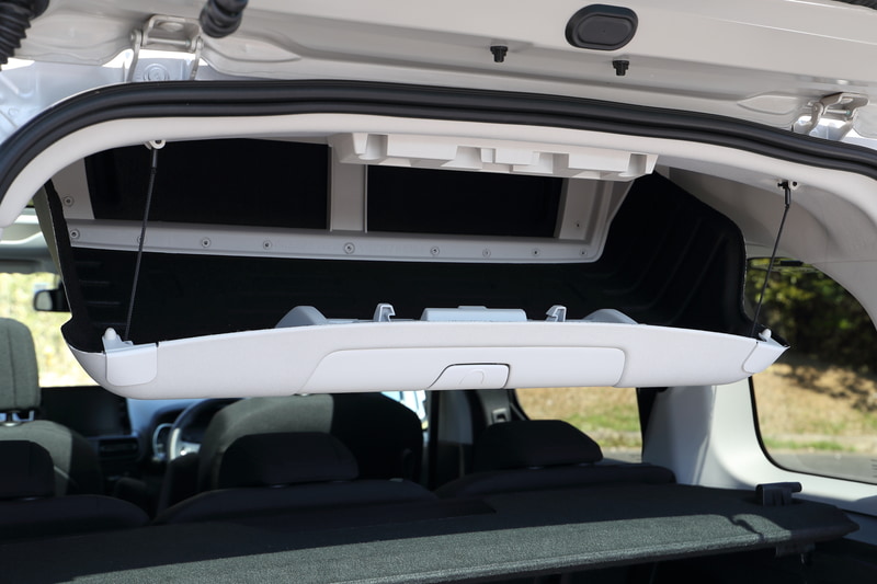 後席後ろには大きなボックスを配置。ラゲッジ側と後席側の両方からアクセスできる