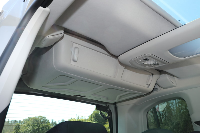 後席後ろには大きなボックスを配置。ラゲッジ側と後席側の両方からアクセスできる