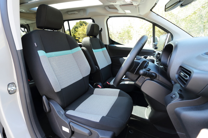 たっぷりとした厚みがあるファブリックシート。ブラック＆グレーのカラーにグリーンの差し色が入って室内に明るい印象を与える。後席も3座独立で居住性を高めている