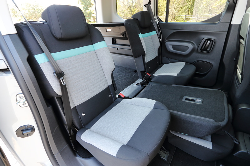 リアシートは3席とも個別に前倒しできるほか、助手席も前倒しできるので約2.7mまでの長尺物も積載できる