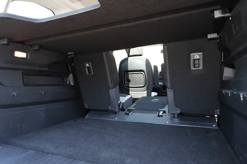 リアシートは3席とも個別に前倒しできるほか、助手席も前倒しできるので約2.7mまでの長尺物も積載できる