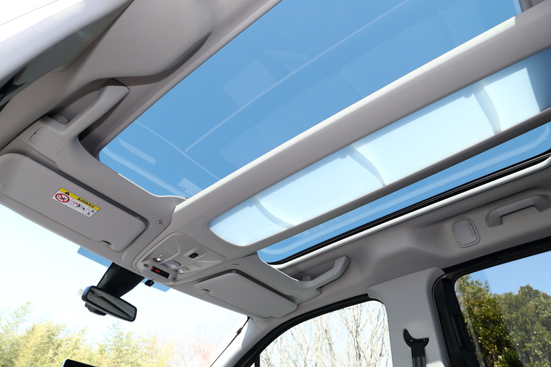 パノラミックガラスルーフと多機能ストレージが1つになった「MODUTOP（モジュトップ）」や、運転席頭上のスペースなど収納は豊富