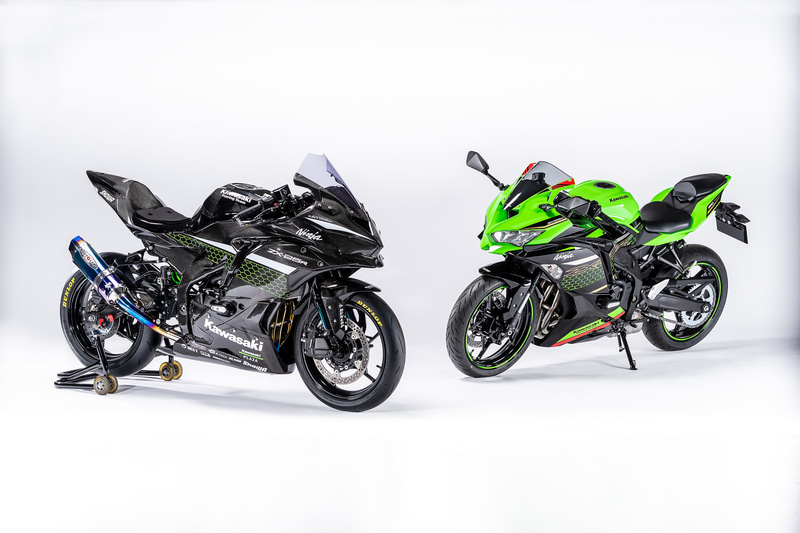 「Ninja ZX 25R」レースイメージ車両（左）と市販モデル（右）