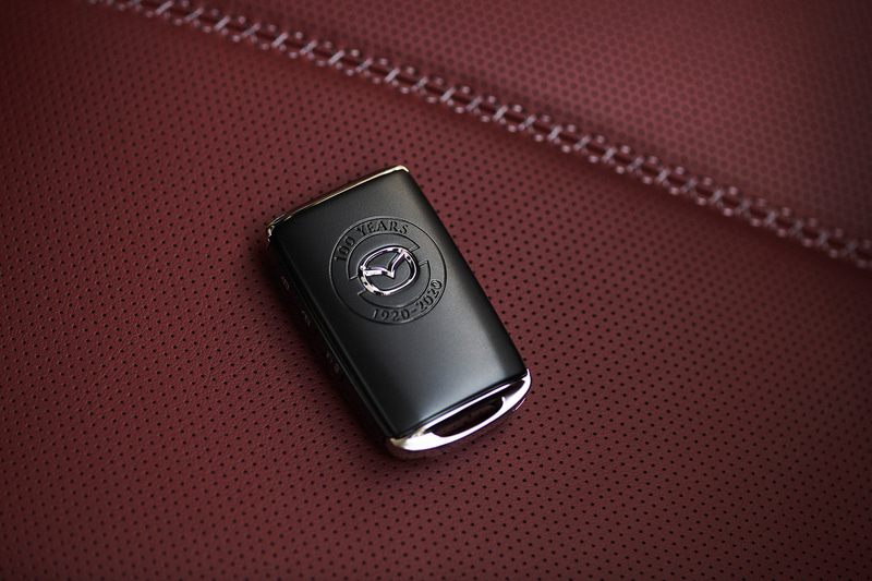 キーフォブ（創立100周年スペシャルロゴ刻印＆専用化粧箱入り）