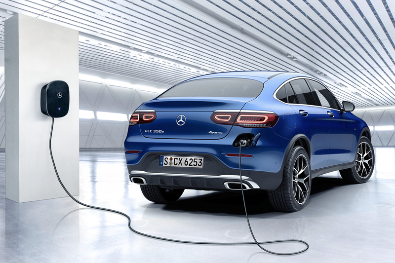 充電ポートは車両の右側後方に設定。容量を13.5kWhに高めたリチウムイオンバッテリーなどにより、モーターだけの航続距離は45.2kmを達成