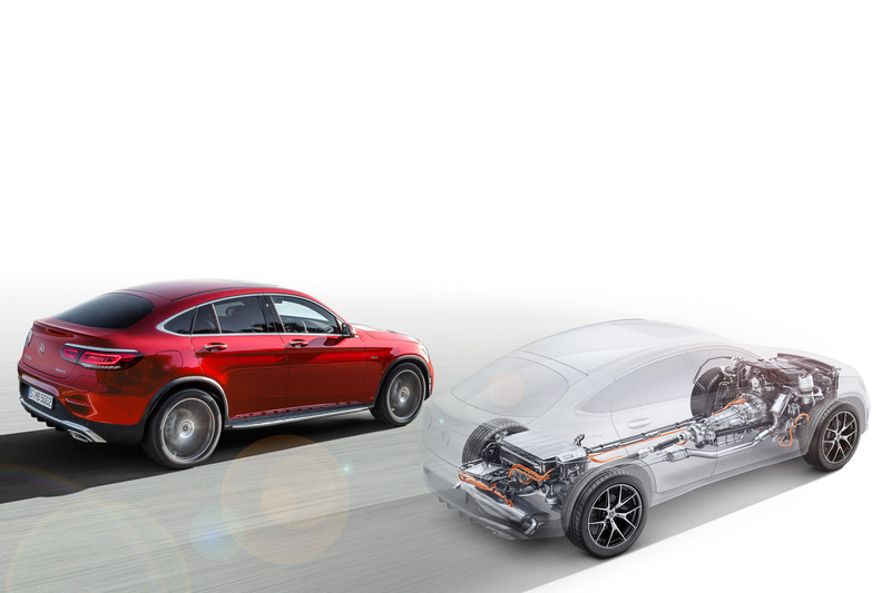 充電ポートは車両の右側後方に設定。容量を13.5kWhに高めたリチウムイオンバッテリーなどにより、モーターだけの航続距離は45.2kmを達成