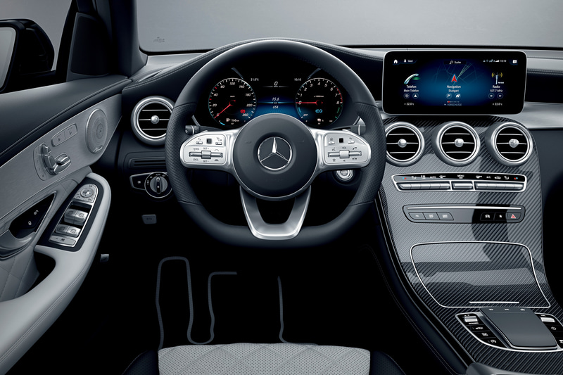 GLC 350 e 4MATIC クーペのインテリア。日本仕様は全車でステアリング位置が右となる