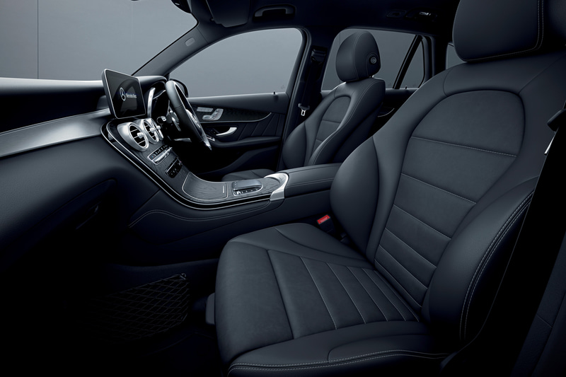 GLC 350 e 4MATIC クーペのインテリア。日本仕様は全車でステアリング位置が右となる