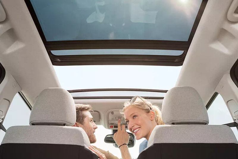 フロントからリアシートの頭上まで、天井いっぱいに広がる大きなガラスエリアが圧倒的な景色と解放感を届けてくれる