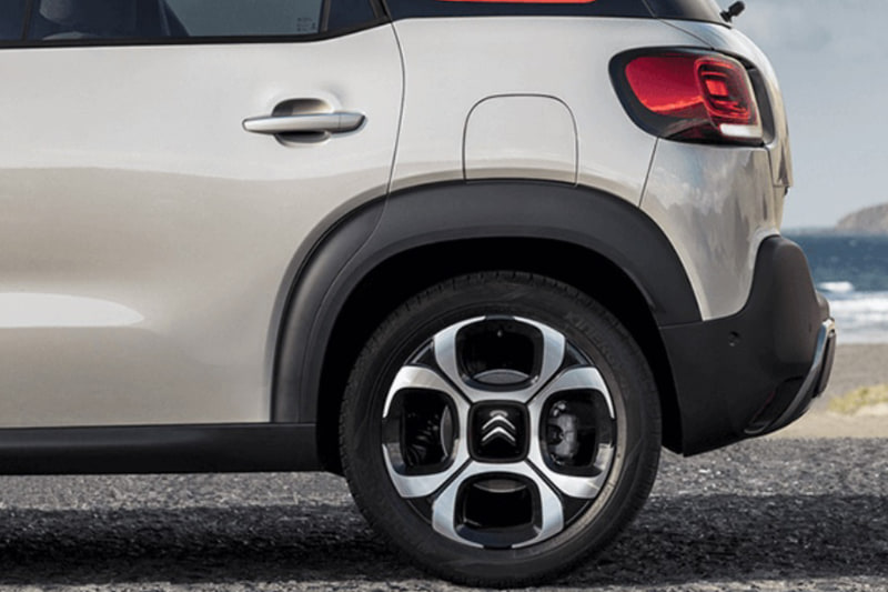 17インチのアルミホイールとスノーフレークマーク付のマッド＆スノータイヤ（215/50R17）