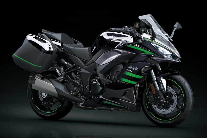 1000ccクラスのスポーツツアラーモデル「Ninja 1000SX」。写真はアクセサリー装着車
