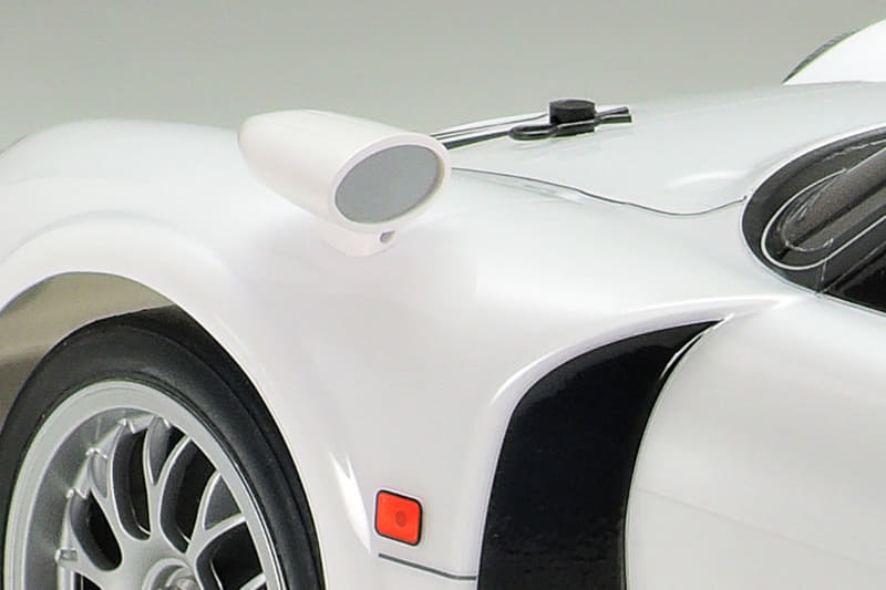 エアロダイナミクスを追求した低く長い滑らかなフォルムをポリカーボネートで造形。ドアミラーやリアウイングを別パーツとしてスタイルを引き締め、ヘッドライトやリアコンビネーションランプ、フロントフードのエアアウトレットなどはステッカーで再現。前後でオフセットの異なるメッシュホイールには、インナースポンジを内蔵するレーシングスリックタイヤを装着