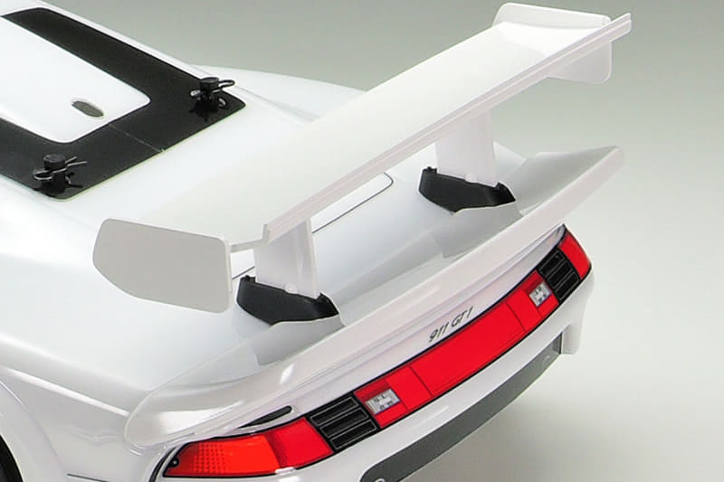 エアロダイナミクスを追求した低く長い滑らかなフォルムをポリカーボネートで造形。ドアミラーやリアウイングを別パーツとしてスタイルを引き締め、ヘッドライトやリアコンビネーションランプ、フロントフードのエアアウトレットなどはステッカーで再現。前後でオフセットの異なるメッシュホイールには、インナースポンジを内蔵するレーシングスリックタイヤを装着