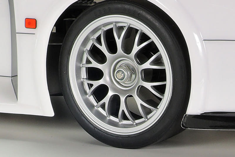 エアロダイナミクスを追求した低く長い滑らかなフォルムをポリカーボネートで造形。ドアミラーやリアウイングを別パーツとしてスタイルを引き締め、ヘッドライトやリアコンビネーションランプ、フロントフードのエアアウトレットなどはステッカーで再現。前後でオフセットの異なるメッシュホイールには、インナースポンジを内蔵するレーシングスリックタイヤを装着