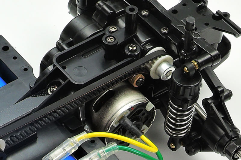 モーターをミドシップマウントして重量配分を最適化。駆動効率に優れたシングルベルト4WDを採用