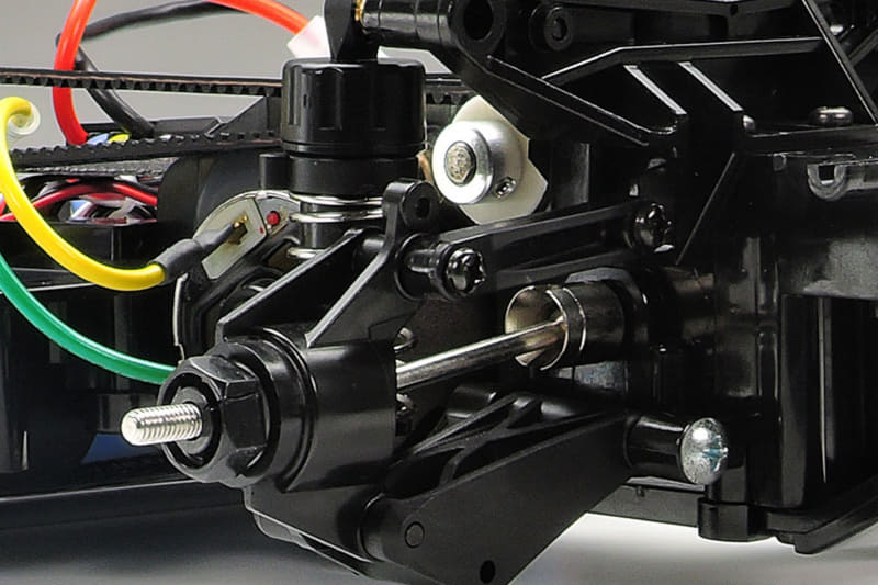 高剛性なデルタボックスロワアームを採用したリヤ・ダブルウィッシュボーンサスペンション。ダンパーはCVAミニを装備