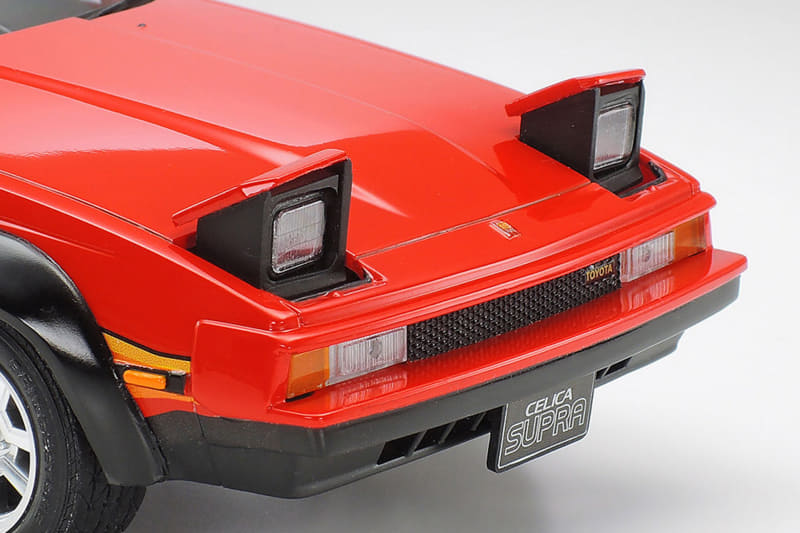 ルーフの回転灯はメッキパーツと透明パーツで構成され、リトラクタブルヘッドライトはワンタッチで開閉可能となる。初回発売月は1983年5月で、37年ぶりの再販となる