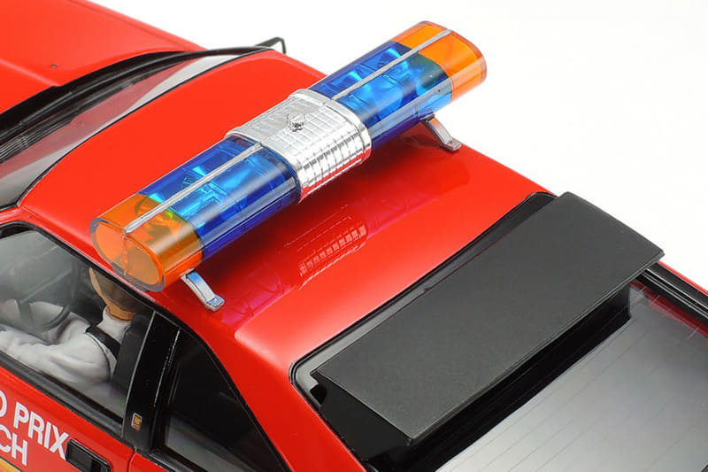 ルーフの回転灯はメッキパーツと透明パーツで構成され、リトラクタブルヘッドライトはワンタッチで開閉可能となる。初回発売月は1983年5月で、37年ぶりの再販となる