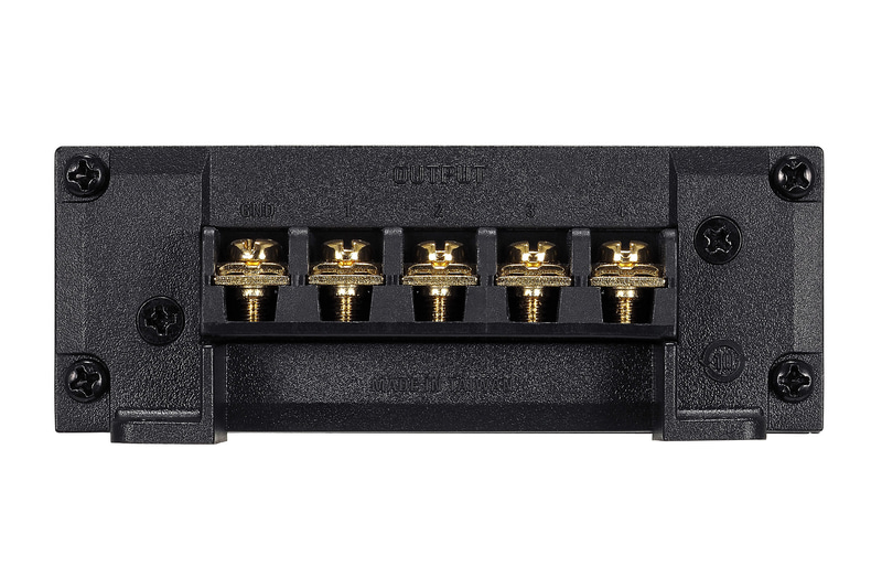 入力側（左）と出力側（右）のそれぞれの端子に金メッキ加工を施す