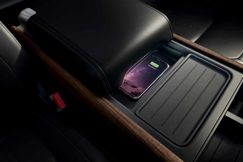 センターコンソールにはワイヤレス充電ポイントを用意