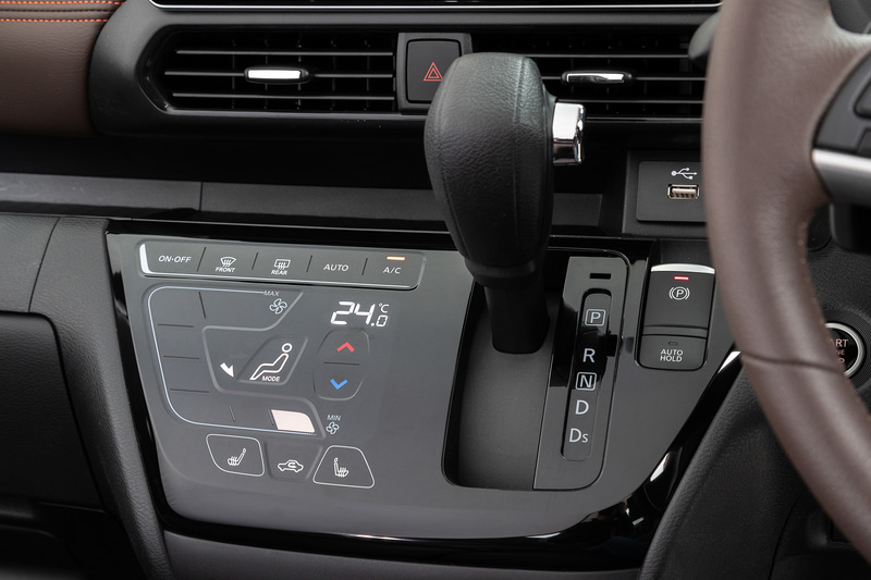 凹凸の少ないタッチパネル式エアコン操作部（グレードMは除く）