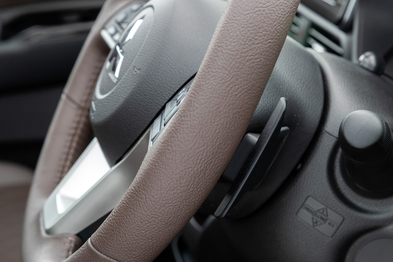 ターボ車のみ装着されるパドルシフトはレスポンスがよく運転が楽しくなる