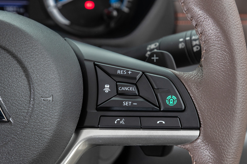 マイパイロットのボタンは、ステアリングの右側に配置される