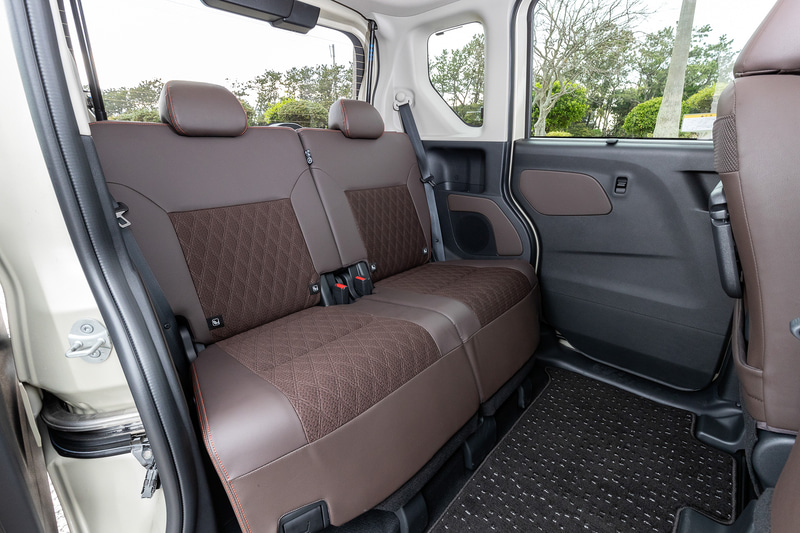 320mmのスライド長がある後部席。一番前にすると運転席からでもチャイルドシートに座った子供のケアも可能