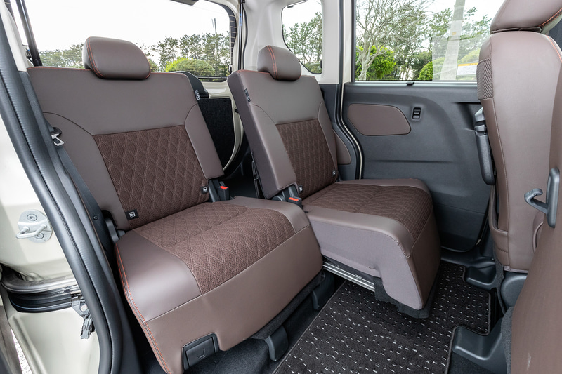 320mmのスライド長がある後部席。一番前にすると運転席からでもチャイルドシートに座った子供のケアも可能