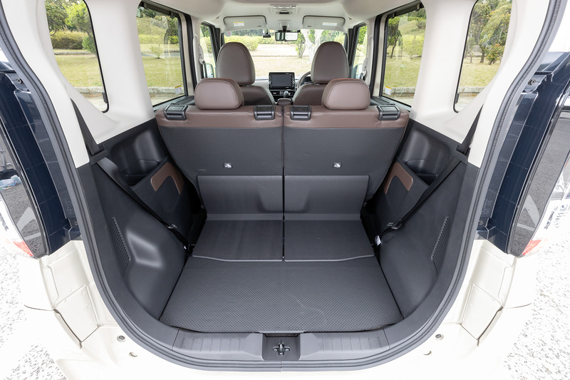 最前部にすれば、大型スーツケース、中型スーツケース、ベビーカーまで搭載することが可能。最後部にしてもベビーカーは搭載可能。さらに後部席を倒せば自転車なども積むことができる広大なスペースとなる