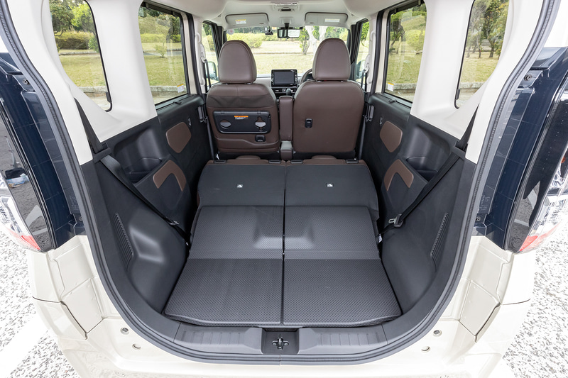 最前部にすれば、大型スーツケース、中型スーツケース、ベビーカーまで搭載することが可能。最後部にしてもベビーカーは搭載可能。さらに後部席を倒せば自転車なども積むことができる広大なスペースとなる