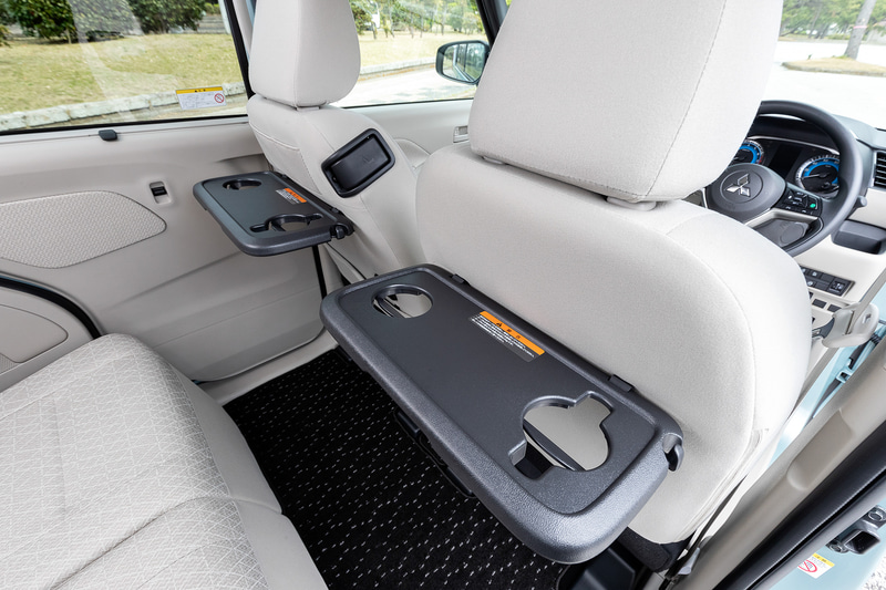 シートバックテーブルは助手席側はグレードGとTは標準装備。運転席側はメーカーオプションとなる
