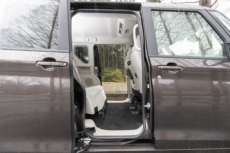 大人でも体を横に向けることなく入れる開口部。子供をチャイルドシートに乗せるときにも重宝するポイント