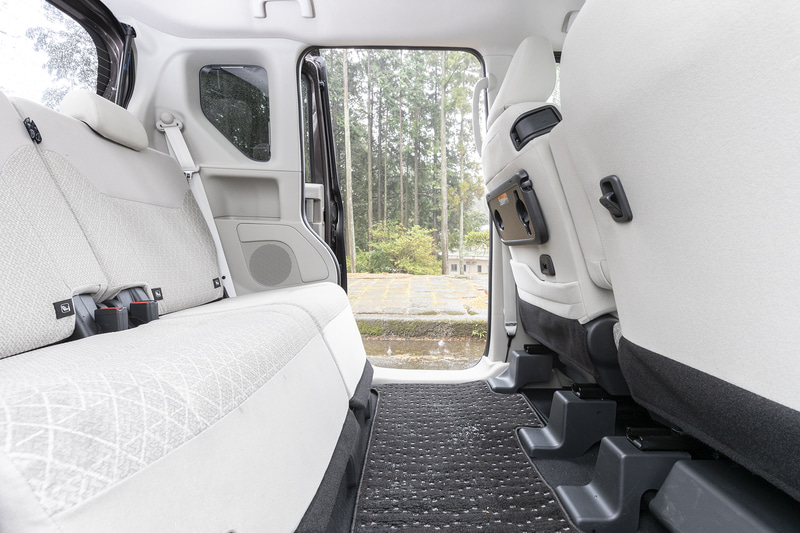 大人でも体を横に向けることなく入れる開口部。子供をチャイルドシートに乗せるときにも重宝するポイント