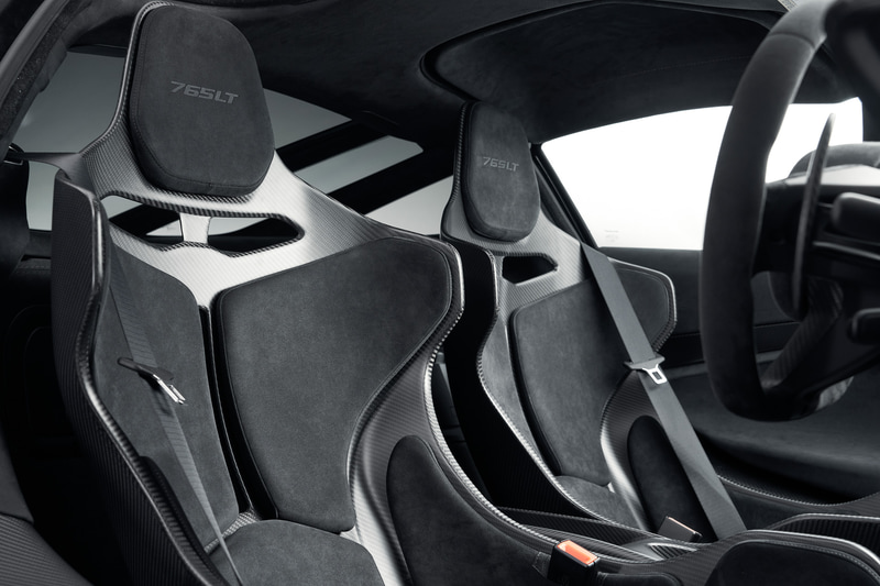 インテリアにもカーボンをふんだんに採用