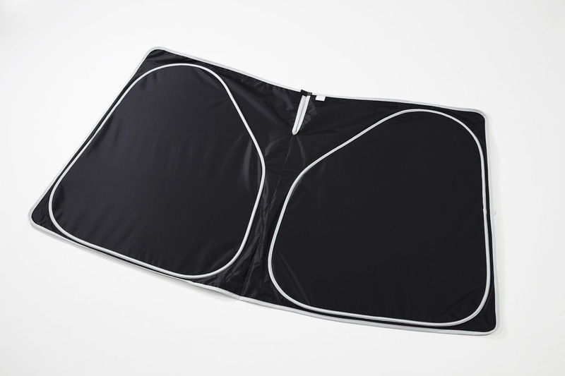 生地表面にクリアコートを施して耐久性を確保。表側にSTIのロゴマークが入る