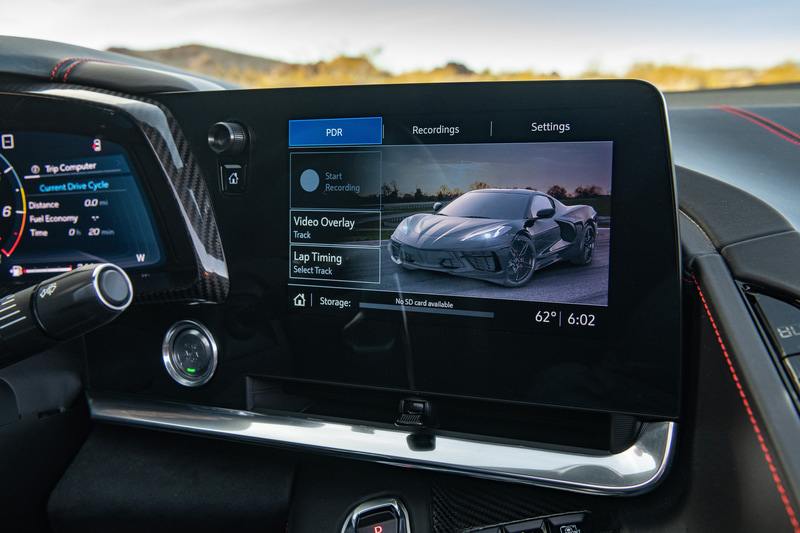 コクピット側に計器用、インフォテイメント用のデジタルパネルが2枚並ぶインテリア。ドライバーモードは「Weather」「Tour」「Sport」「Track」「マイモード」に加え、ドライバーがエンジンとトランスミッションの調整を行なうことも可能な「Zモード」も用意される