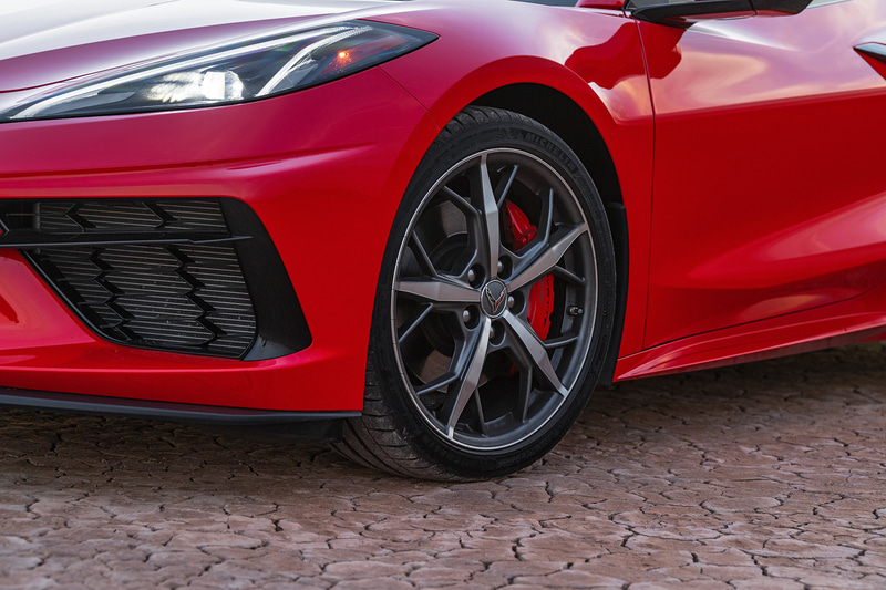 新型コルベットのボディサイズは4630×1934×1234mm（全長×全幅×全高）、ホイールベースは2722mm。重量は1530kg。C8のミッドシップに搭載されるV型8気筒 6.2リッター直噴エンジンは、最高出力369kW（495HP）/6450rpm、最大トルク637Nm/5150rpmを発生。トランスミッションにはTREMECと共同開発した8速DCTを採用し、専用DCTによる素早いシフトチェンジを生かせるように新型V8エンジンのトルクカーブを最適化したという