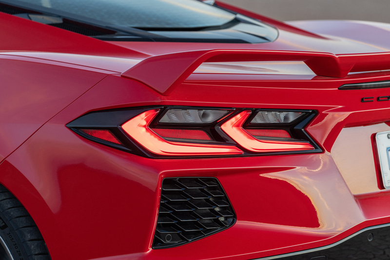 新型コルベットのボディサイズは4630×1934×1234mm（全長×全幅×全高）、ホイールベースは2722mm。重量は1530kg。C8のミッドシップに搭載されるV型8気筒 6.2リッター直噴エンジンは、最高出力369kW（495HP）/6450rpm、最大トルク637Nm/5150rpmを発生。トランスミッションにはTREMECと共同開発した8速DCTを採用し、専用DCTによる素早いシフトチェンジを生かせるように新型V8エンジンのトルクカーブを最適化したという