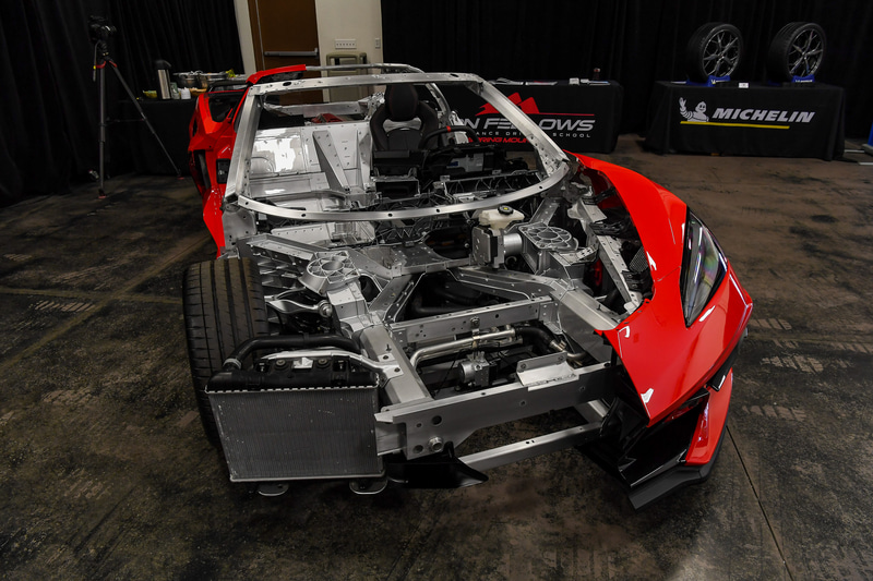 新型コルベットでは軽量・高剛性化を念頭にアルミニウム、マグネシウム、CFRPといったさまざまな素材を組み合わせたスペースフレーム構造を採用