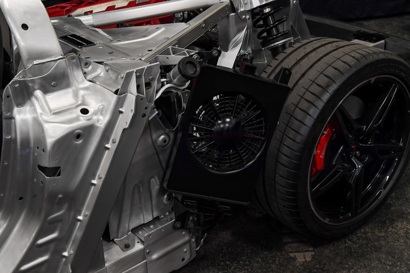 新型コルベットでは軽量・高剛性化を念頭にアルミニウム、マグネシウム、CFRPといったさまざまな素材を組み合わせたスペースフレーム構造を採用