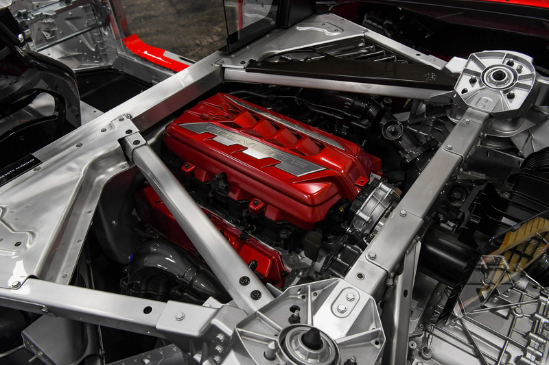 新型コルベットでは軽量・高剛性化を念頭にアルミニウム、マグネシウム、CFRPといったさまざまな素材を組み合わせたスペースフレーム構造を採用