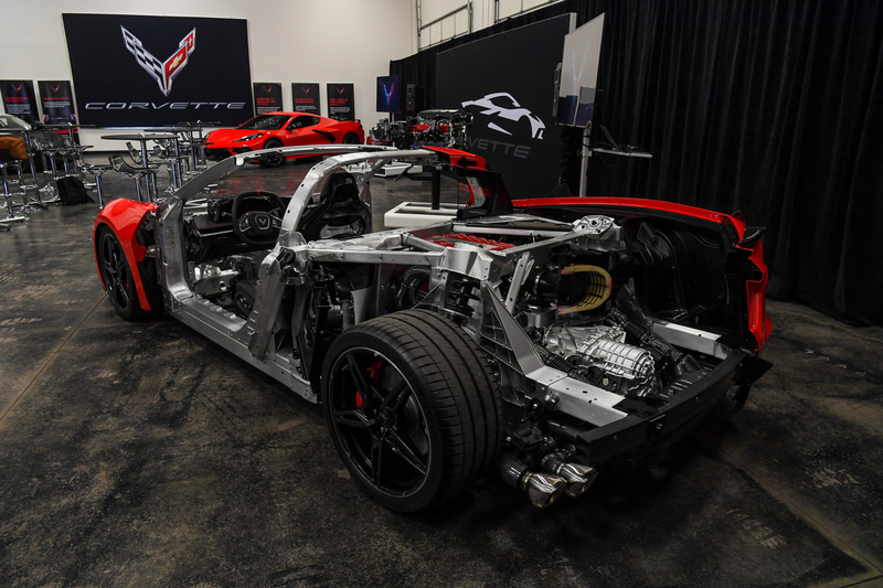 新型コルベットでは軽量・高剛性化を念頭にアルミニウム、マグネシウム、CFRPといったさまざまな素材を組み合わせたスペースフレーム構造を採用