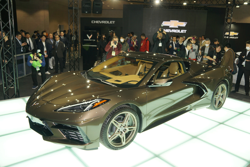 東京オートサロン2020で公開された新型コルベット。ボディカラーは「ゼウスブロンズメタリック」。なお、日本では1月10日より予約受付を開始し、販売予定価格は「2LT」が1180万円、「3LT」が1400万円。デリバリー開始は2021年春を予定する