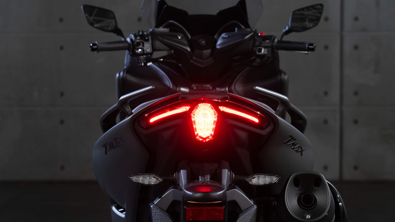 「T」をモチーフにした新デザインのテール＆ストップランプを、フロントには新たにコンパクトなLEDフラッシャーを採用。さらにMAXシリーズのアイコンとなる通称“ブーメラン”と呼ばれるサイドカバーやリアサイドカバーの形状を刷新し、スポーティさを向上させるとともに足着き性とライダーおよびタンデムライダーの快適性を向上させている。※写真は海外仕様。撮影用に点灯させたもので走行状態とは異なる