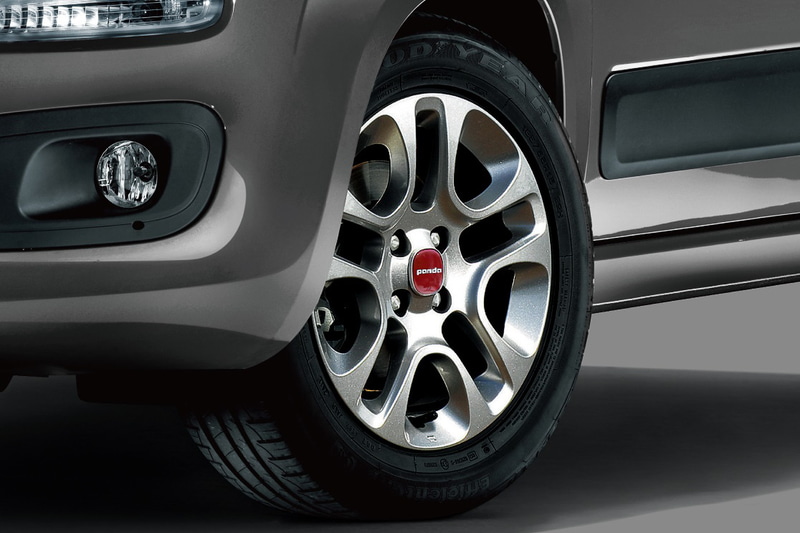 10スポークタイプの14インチホイールと175/65R14サイズのタイヤを組み合わせ、乗り心地を高めた